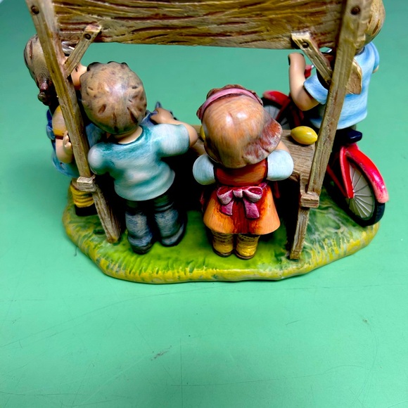 M.J. HUMMEL Summertime Fun Lemonade Stand First Edition 2018 - Picture 2 of 3
